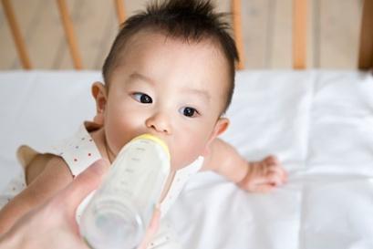 婆婆照顧孫子，孩子半個月喝5桶奶粉，老公知道真相後想趕走婆婆