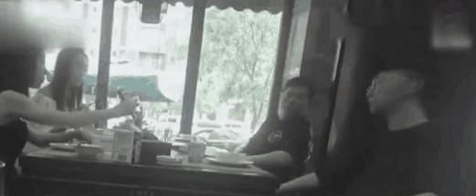 拜金女帶閨蜜相親，不理男子狂點17道菜，男子只用一招，拜金女吃癟還對他沒辦法