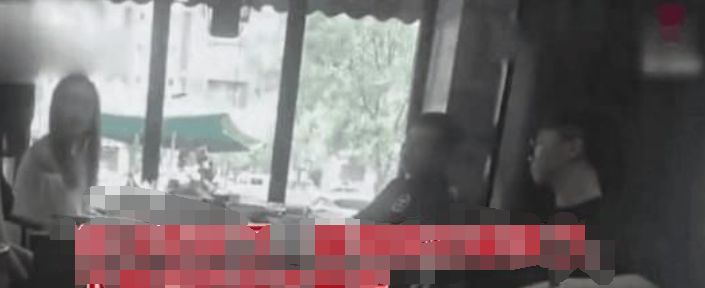 拜金女帶閨蜜相親，不理男子狂點17道菜，男子只用一招，拜金女吃癟還對他沒辦法