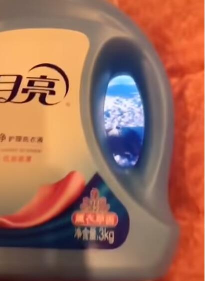 沒錢出國怎麼辦，網友瘋拍「假出國美照」一秒上飛機，笑噴了！
