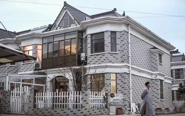 被罵與幾百個女人有染的「花和尚」，8年與女子「生出」200多個孩子，被寺廟趕出,網友：你不用跪那些冰冷的石頭，你便是佛