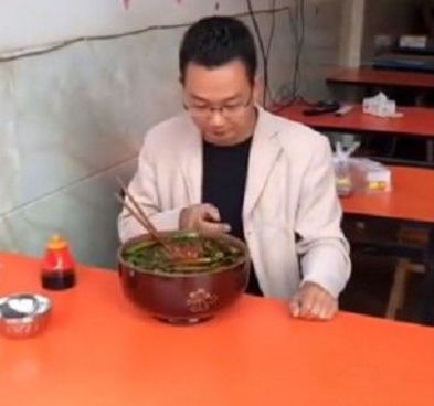 麵館公告：大碗5元小碗25元！男子結帳時卻付了105元！看向另一邊秒懂：老闆好計謀