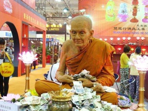 真人肉身活佛，三百年多年未閉眼！轉發之人，增福無量！