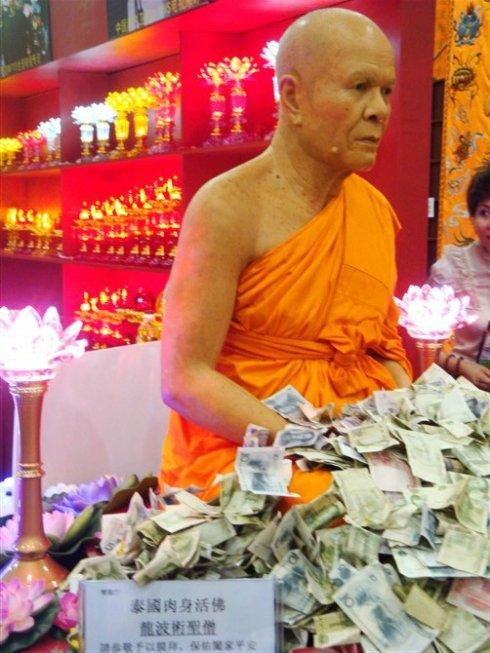 真人肉身活佛，三百年多年未閉眼！轉發之人，增福無量！