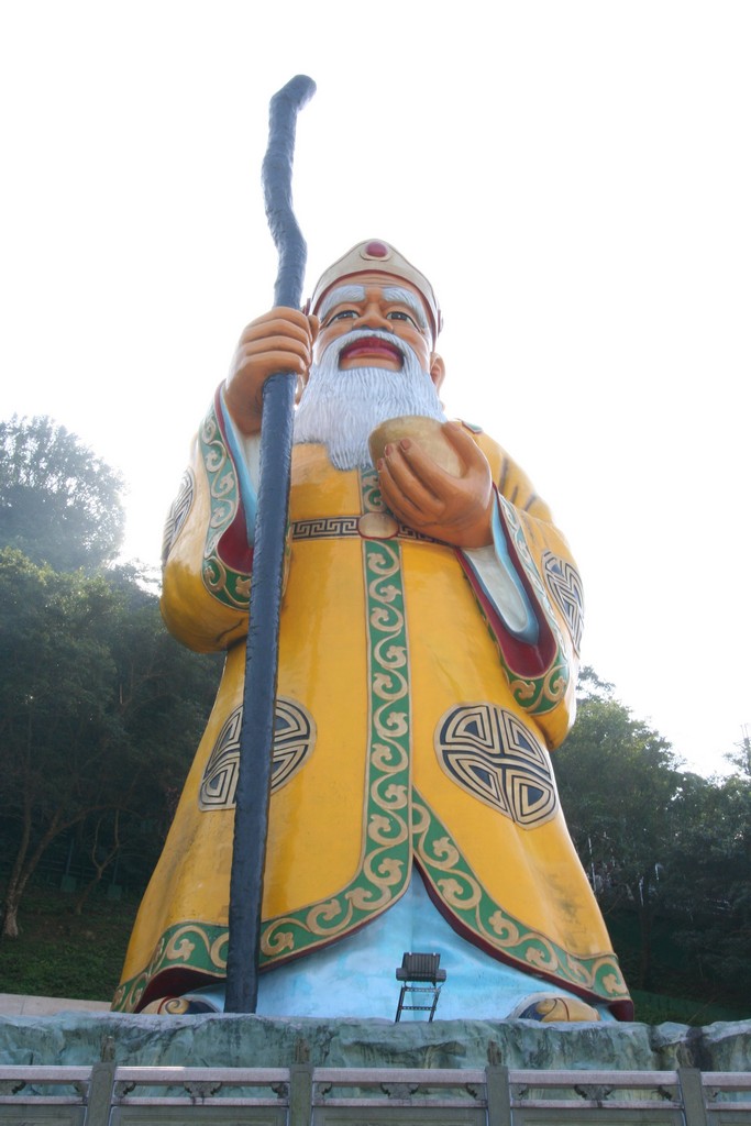 13屁孩凌晨飆台中136縣道擾山神！詭異老人招手「指天機」，網友奔往巡查驚見「藤蔓纏輪」恐怖車禍！ 