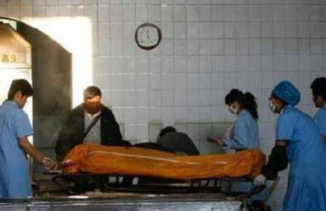 起死回生！妻子難產離世，悲痛丈夫火化現場大喊「抬出遺體」，家人癱倒地上！