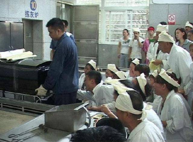起死回生！妻子難產離世，悲痛丈夫火化現場大喊「抬出遺體」，家人癱倒地上！