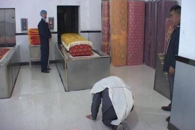 起死回生！妻子難產離世，悲痛丈夫火化現場大喊「抬出遺體」，家人癱倒地上！