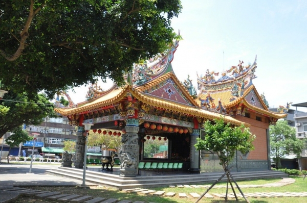 如果夢到蛇，趕快去拜土地公，土地公正找你給你送錢呢