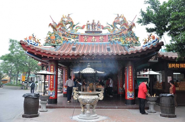 如果夢到蛇，趕快去拜土地公，土地公正找你給你送錢呢