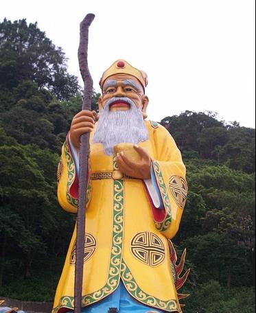 如果夢到蛇，趕快去拜土地公，土地公正找你給你送錢呢