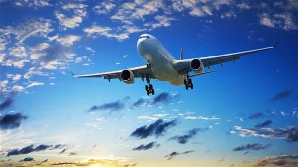 飛機起飛後擋風玻璃整塊飛走，機長慘被氣流捲出窗外，千鈞一髮之際他救了機上所有人！ 