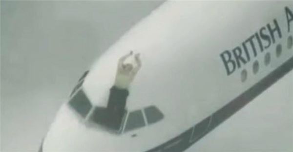 飛機起飛後擋風玻璃整塊飛走，機長慘被氣流捲出窗外，千鈞一髮之際他救了機上所有人！ 