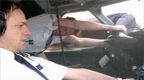飛機起飛後擋風玻璃整塊飛走，機長慘被氣流捲出窗外，千鈞一髮之際他救了機上所有人！ 