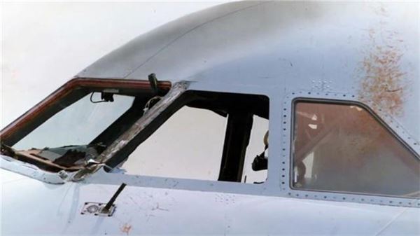 飛機起飛後擋風玻璃整塊飛走，機長慘被氣流捲出窗外，千鈞一髮之際他救了機上所有人！ 