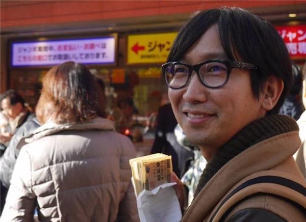 男子「花光100萬存款買刮刮樂」心想一定會中大獎！沒想到最後他的下場竟是……傻眼了！