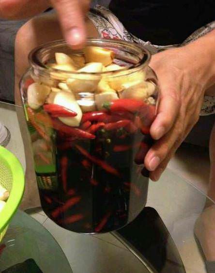 ​半瓶大蒜，半瓶辣椒，「再加點它」，醃上30天，做好後全都搶著吃，一年得做幾十瓶 |防癌降血糖！