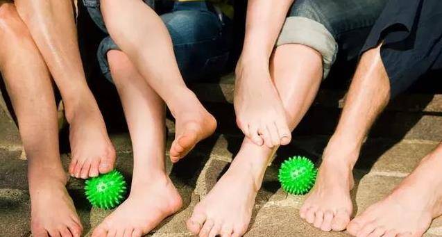 把一根棍子踩在地上滾10分鐘，改善肩膀疼痛，對脾氣暴躁、肝不好、熬夜的人很好！