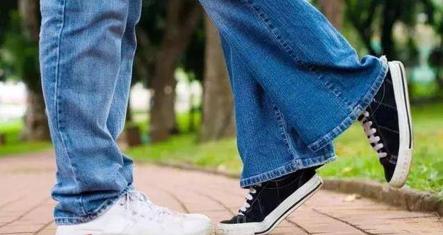 把一根棍子踩在地上滾10分鐘，改善肩膀疼痛，對脾氣暴躁、肝不好、熬夜的人很好！