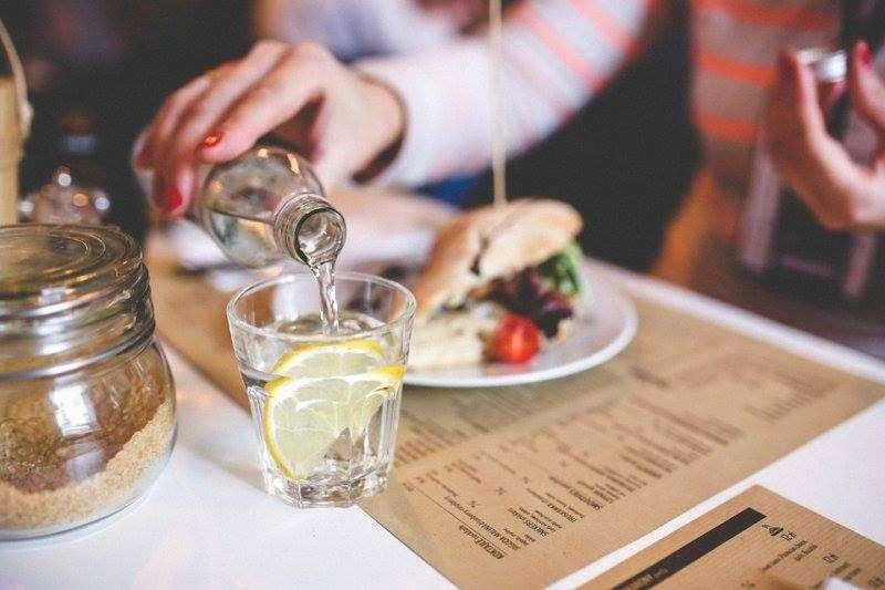 吃飯時到底可不可以喝水？正確解答和你想的完全不一樣