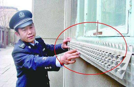 越來越多人家裡都不裝防盜網了，現在流行這樣裝，好聰明，小偷看完都哭著走.... 