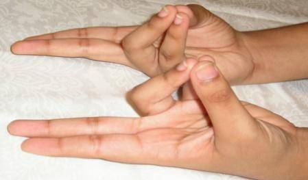 用手做瑜珈：六種手印解痛、治濕疹、還能降膽固醇