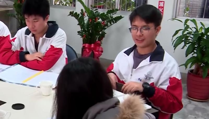 我媽是清潔工！高中生靠單親媽養大　如今用「學測滿級」回報還要當無國界醫生