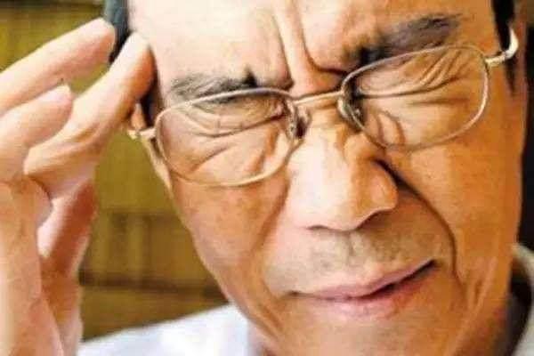 起床太猛對血壓不好，那睡覺前該如何做呢？聰明的人不會做3件事