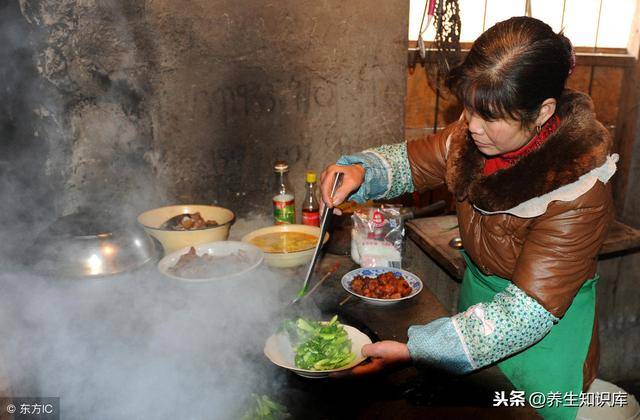 肺癌多是「拖」出來的，出現4種跡象，趁早就醫，尤其是這三類人