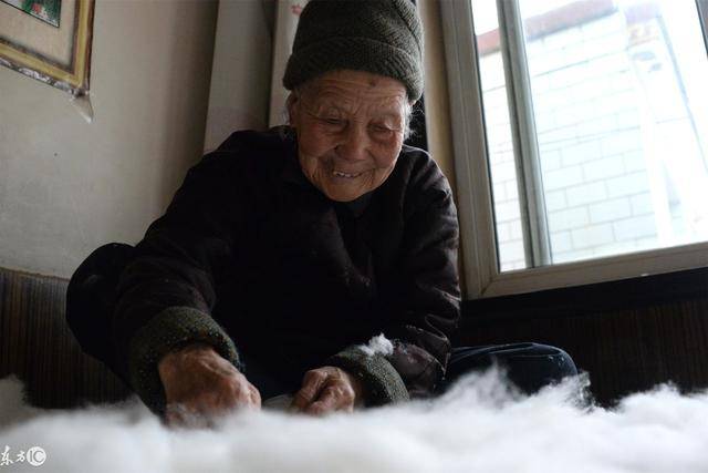 兒子離開後兒媳讓婆婆「10年天天喝青菜湯」！媳婦臨終前卻說：媽，我的存款都留給你
