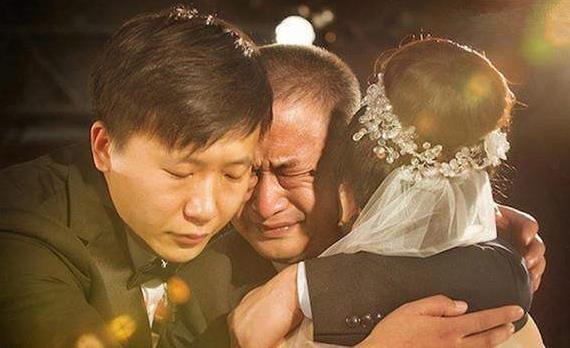 父親逼我嫁啞巴，新婚當晚我逃跑，四年後回家，推開門泣不成聲！