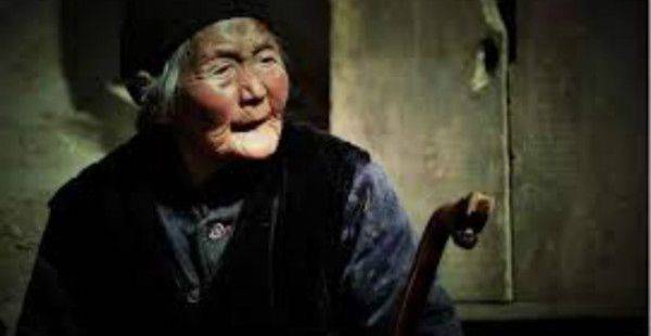 接生婆半夜三更被人請去接生，回家後卻發現自己死了一年
