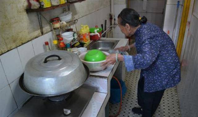 女兒每月給母親三百，給乞丐三千，母親來鬧事，女兒說：這很公平
