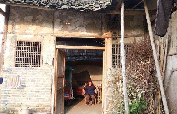 女兒每月給母親三百，給乞丐三千，母親來鬧事，女兒說：這很公平