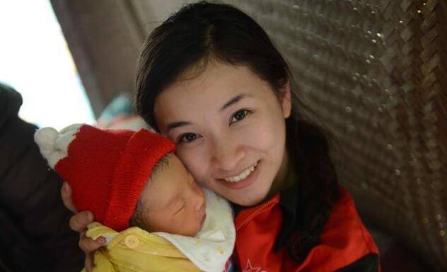 為替父報恩，我嫁給大我7歲的二婚男，兒子滿月那天我哭了
