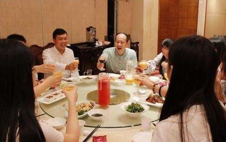 老婆參加同學聚會從不帶我去，一次偷偷跟著去，進了餐廳我愣住了