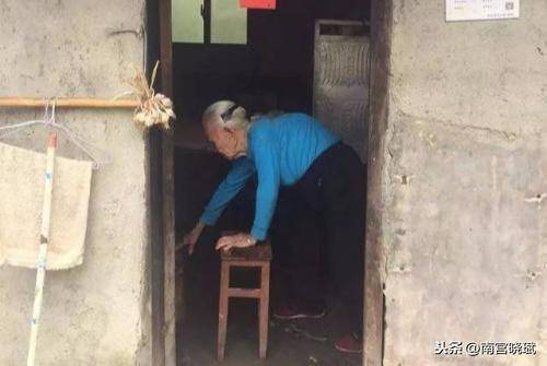 婆婆去世，三日後公公也去世，兒子翻開冰箱一瞧，隨後報了警