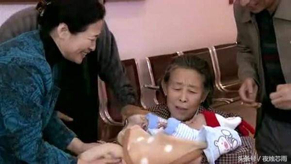 婆婆去世，三日後公公也去世，兒子翻開冰箱一瞧，隨後報了警