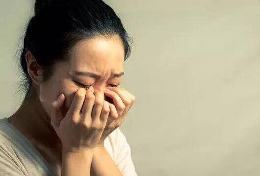不滿母親把讀書機會給哥，她半夜偷偷離家，八年後回家，傻了