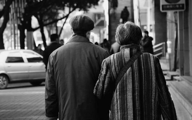 70歲父親對女兒說：「我走後給你留1塊台幣，剩下的300萬和一套房子，全部給陳保姆」 