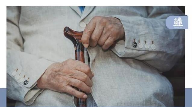 70歲父親對女兒說：「我走後給你留1塊台幣，剩下的300萬和一套房子，全部給陳保姆」 