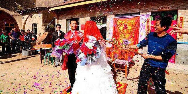 8歲女兒走失，夫妻打工尋找，15年後看到鄰居大學畢業照，愣了