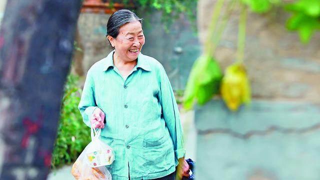 去給兒子送特產沒忍住打了孫子，兒子放桌子上的東西，我悔不當初