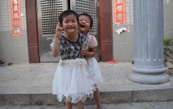 妹妹出嫁我準備送輛車，臨上婚車聽她說的話，我把鑰匙放回兜里！