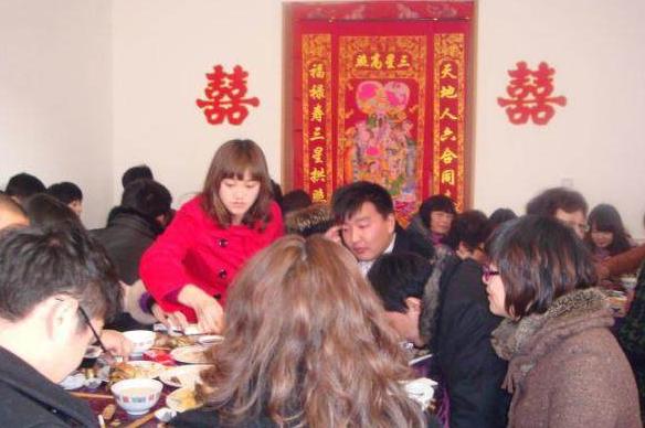 妹妹出嫁我準備送輛車，臨上婚車聽她說的話，我把鑰匙放回兜里！