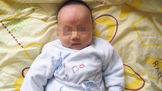 兒子三歲夭折，16年後丈夫執勤攔下劫匪車輛，看后座男孩，傻住！