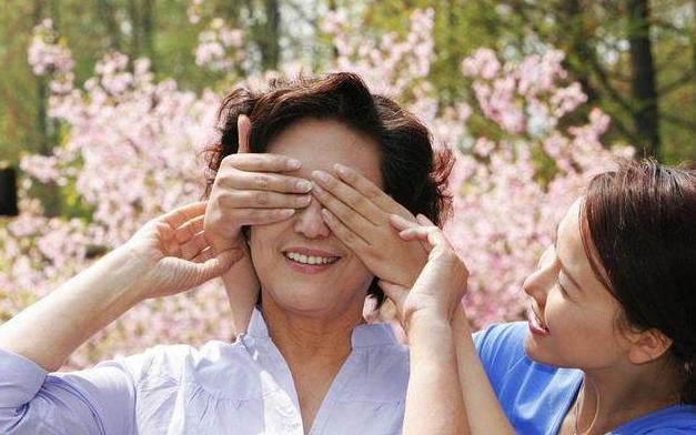 我結婚親媽給八萬陪嫁，打開後媽給的紅包，我將後媽請上台！