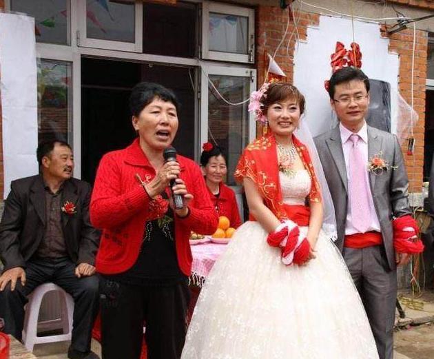 我結婚親媽給八萬陪嫁，打開後媽給的紅包，我將後媽請上台！