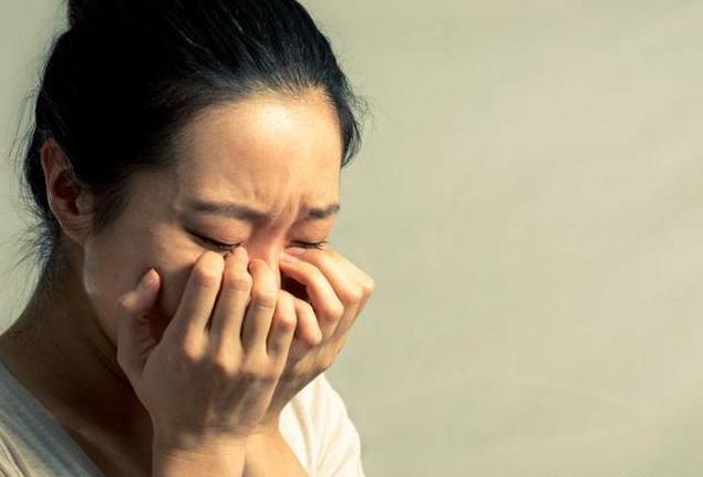前夫去世五年我再婚，婚禮上前婆婆帶來一個人，看到他我淚流滿面