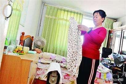 我第一次來你家，你媽拿她年輕時的舊衣服送我，你讓我怎麼開心